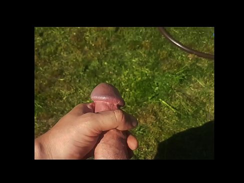 ❤️ O bunăciune fierbinte își face sex cu păsărica roz și ejaculează cu un squirt într-o grădină de vară at ro.bsglass.ru