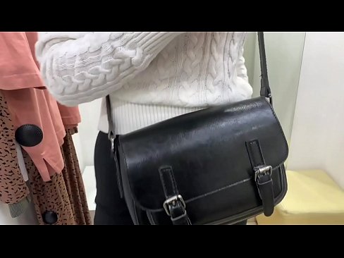 ❤️ Masturbarea în public a tinerei târfe FeralBerry cu un dildo în cabina de probă at ro.bsglass.ru